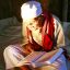 Ilustrasi Orangtua Membaca Al-Quran
